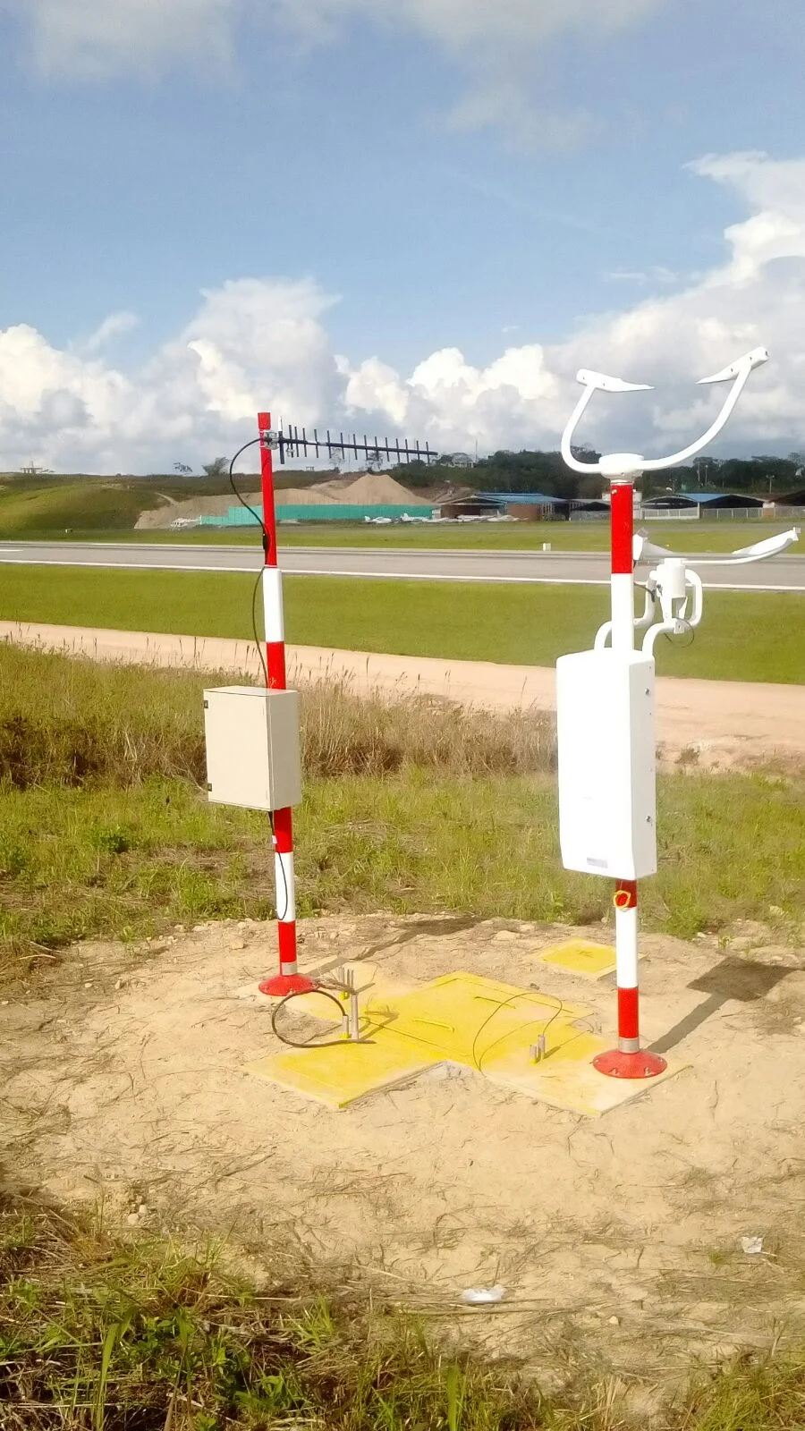 Sensores meteorológicos instalados junto a pista