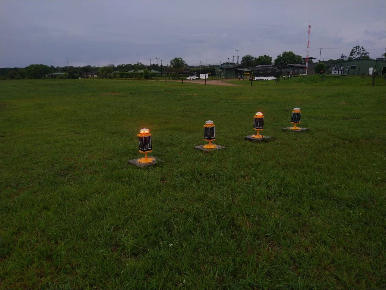 Luminarias solares AGL instaladas en campo para guiado visual