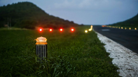 Balizamiento solar de borde de pista en operación nocturna