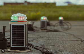 Luces solares instaladas sobre pavimento para guiado visual